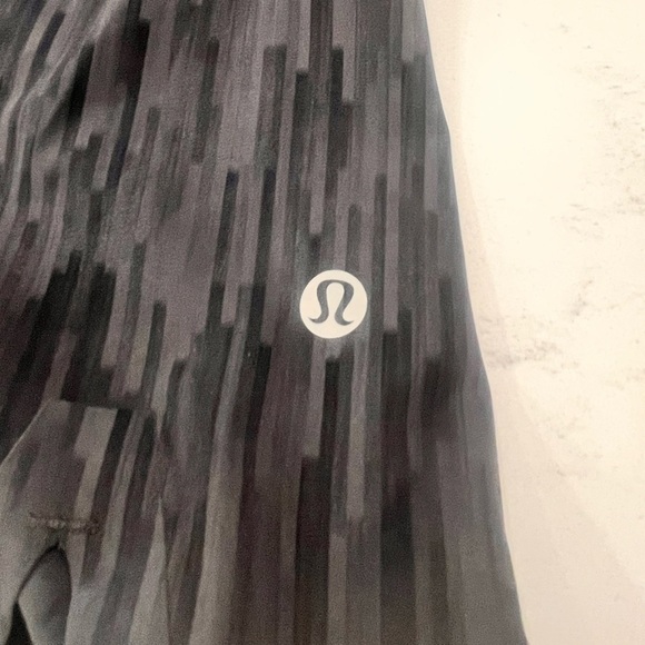 Lululemon Men's Gray Shorts - Picture 4 of 4